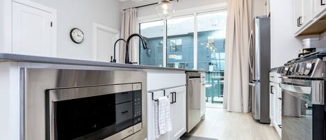 Réfrigérateur, four à micro-ondes, un four, surface de cuisson