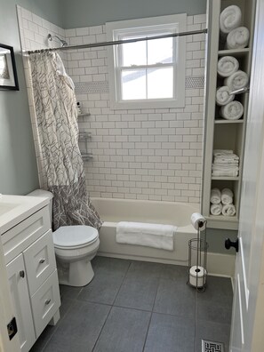 Haartrockner, Handtücher, Shampoo, Toilettenpapier