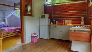 Bungalow | Dapur pribadi | Lemari es, microwave, oven, dan kompor