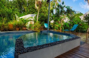 สระว่ายน้ำกลางแจ้ง