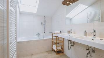 Badewanne, Haartrockner, Handtücher, Shampoo