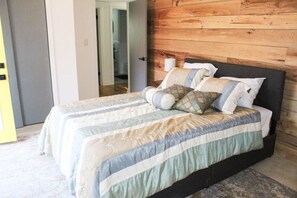 مكتب ومكواة/لوح كي وواي فاي وملاءات أسرّة