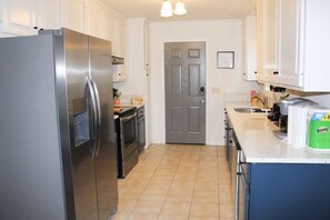 ثلاجة، ميكروويف، فرن، موقد طهي مسطح