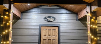Skyline Suite 2 Bdrm King, Centrally Located in Valemount