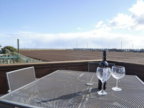 Outdoor dining - We love the location of this cosy chalet on this popular holiday village. (Wilsthorpe)
