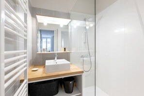 Douche, sĂšche-cheveux, serviettes fournies