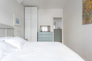1 habitación, tabla de planchar con plancha, wifi gratis y ropa de cama