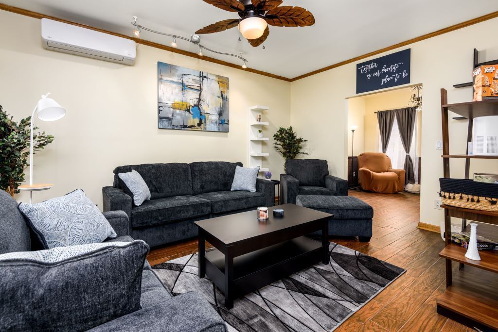 智能電視、壁爐、書籍、音響