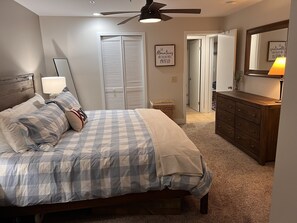 4 bedrooms, desk, WiFi, bed sheets