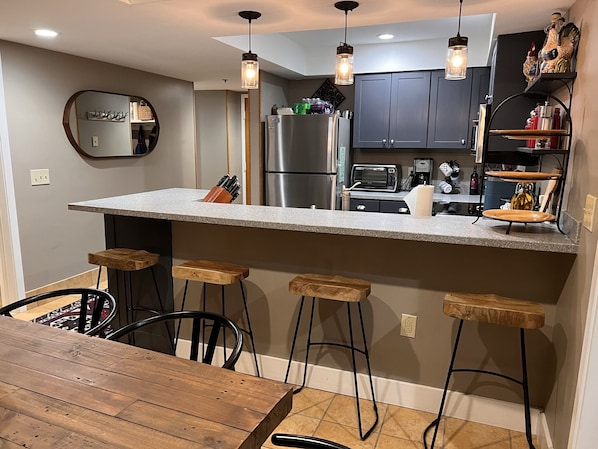 Fridge, microwave, oven, stovetop - Stratton Village Ski-in/Ski-out (Stratton)