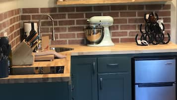 Kjøleskap, kokeplater, kaffetrakter/tekoker og kjøkkenutstyr