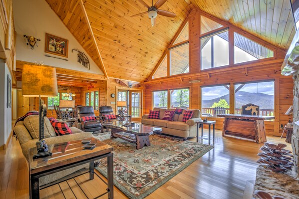 Een smart-tv, een open haard en een tafeltennistafel