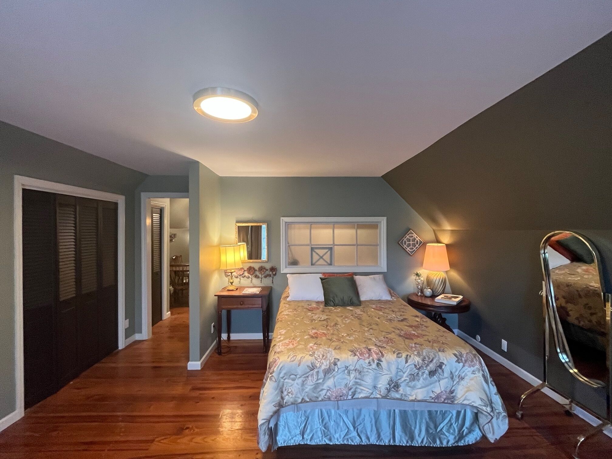 Treehouse Cabin in pristine watershed valley hiking, organic farm with animals, Franklin, TN