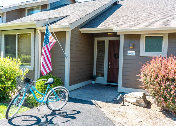 Un edificio residencial con entrada principal, buzón y bicicleta estacionada afuera.