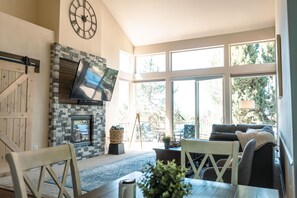 Una Smart TV, una chimenea, libros