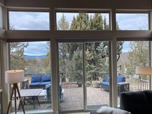 Smart TV, caminetto, libri