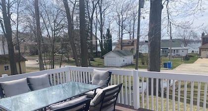 Lake Views from Great Deck, newly remodeled, Family members of all ages