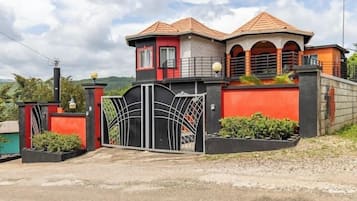 Comfort House | 2 bedrooms, down duvets, pillow-top beds, blackout curtains