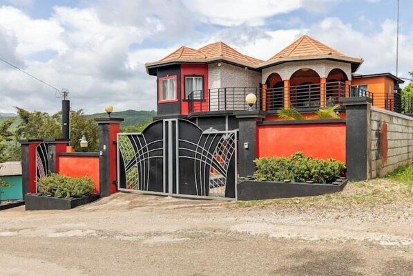 Comfort House | 2 makuuhuonetta, untuvapeitot, pillowtop-patjalliset sängyt