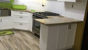 Tủ lạnh, lò vi sóng, máy rửa bát, nồi cơm