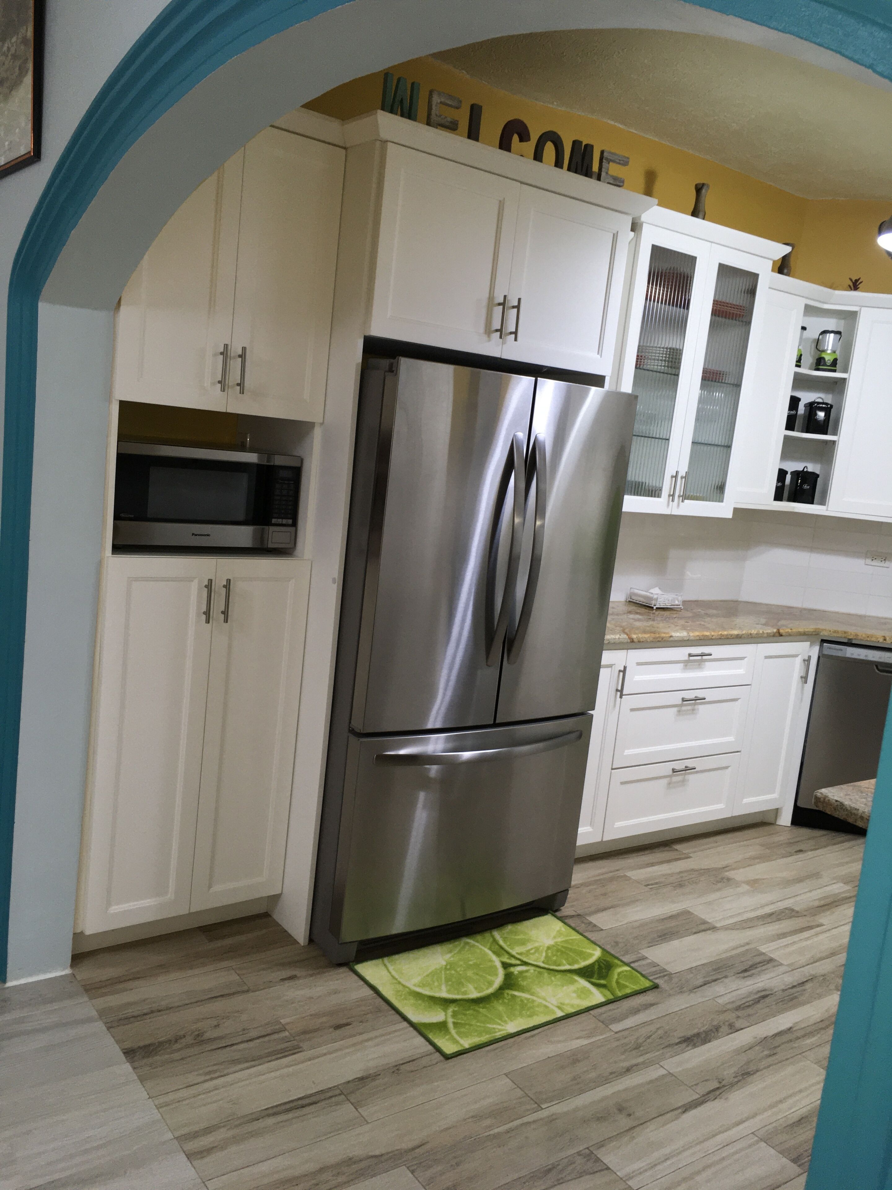 Full-size fridge, microwave, dishwasher, rice cooker