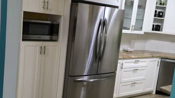 Full-size fridge, microwave, dishwasher, rice cooker