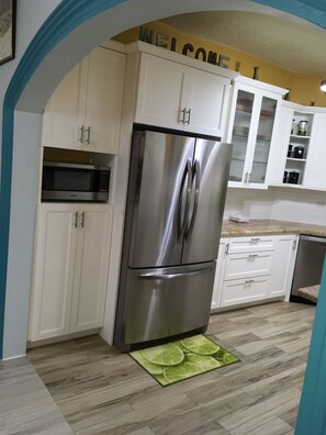 Full-sized fridge, microwave, dishwasher, rice cooker - Comfort Zone  (Thompson Town)