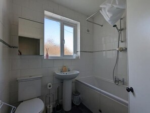 Sèche-cheveux, serviettes fournies, savon, papier toilette