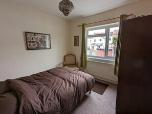 5 bedrooms, desk, iron/ironing board, travel cot - 5 bed terraced family home Bristol w parking (Brislington)