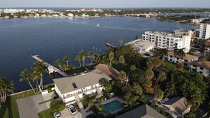Un hotel costero con varias construcciones, un puerto deportivo y una extensa masa de agua.