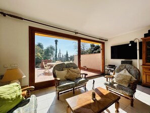 Televisión, chimenea, reproductor de DVD y estéreo 
