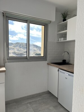 Réfrigérateur, micro-ondes, four, plaque de cuisson