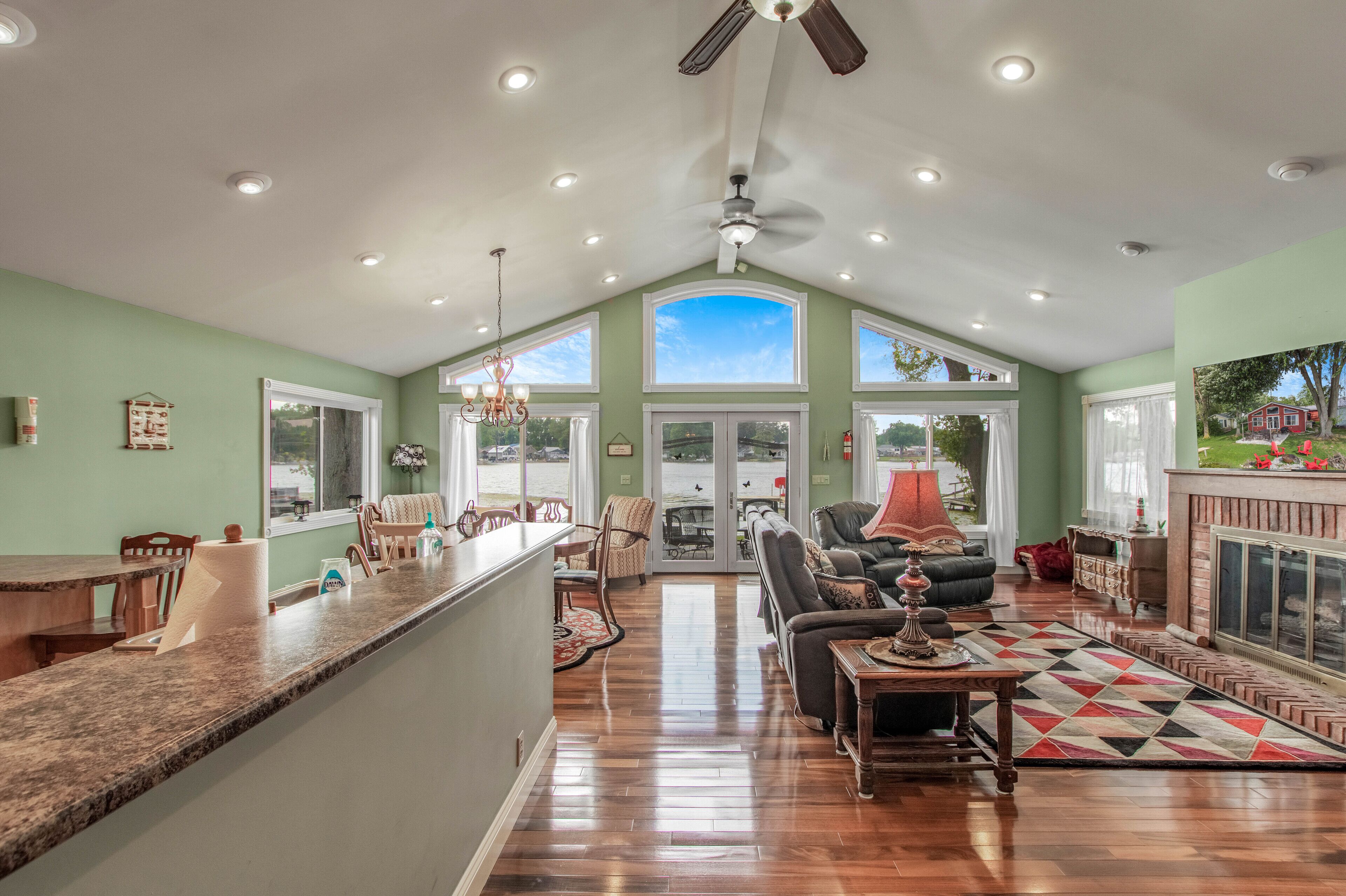 Peaceful 2br/1ba Waterfront Home on Nyona Lake