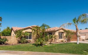 Exterior - 5 min to Coachella - Boho Chic Oasis with Pool & Spa (Indio)