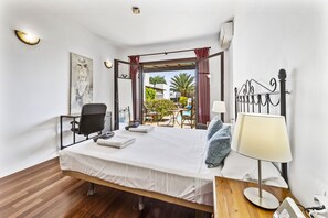 4 slaapkamers, een strijkplank/strijkijzer, gratis wifi, beddengoed