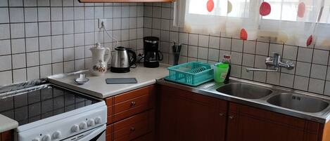 Fridge, microwave, oven, coffee/tea maker