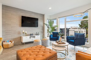 Smart TV, fireplace, stereo - FIFA ready-Queen Anne Rooftop by Lake Union!Near Stadiums!Sauna!Firepit!Parking! (Seattle)