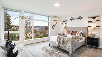 4 bedrooms, desk, iron/ironing board, travel cot