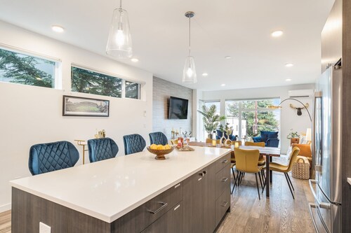 Queen Anne Rooftop- Water and City Views, Parking, Sauna, Near Stadiums