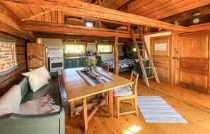 1 bedroom, travel cot