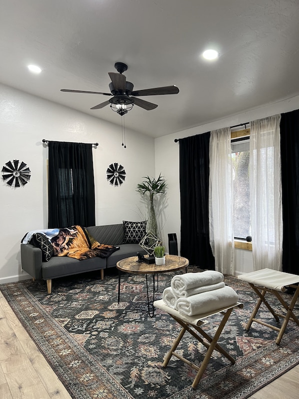 Living area - Modern Cabin w Mountain View 3.5 MILES to Sequoia NAT’L Prk! (Three Rivers)