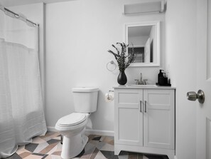 Luxury 2-Bedroom apartment in Bethlehem with Kitchen | Bathroom | Rainfall showerhead, free toiletries, hair dryer, towels