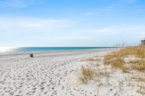 On the beach - 🌊Gulf View-Beachside Pool-Cafe-Game Room-Studio Top of the Gulf 811🌊 (Panama City Beach)