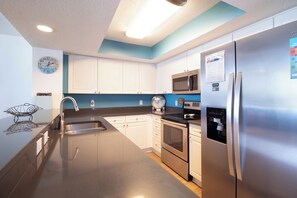 Refrigerador, microondas, horno, placa de cocina