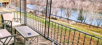 Riverside cottage, minutes from historic Harpers Ferry! Private river access!