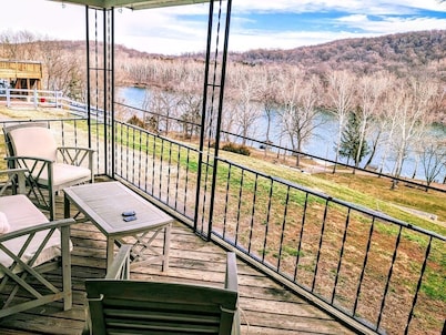 Riverside cottage, minutes from historic Harpers Ferry!  Private river access!