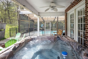 Outdoor spa tub