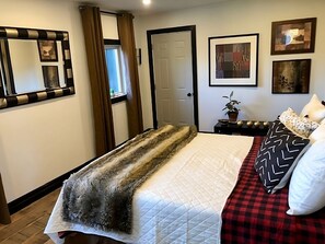 2 bedrooms, iron/ironing board, free WiFi, bed sheets - THE LOFT an UPSCALE RUSTIC 2 Bedroom 2 Washroom Private Guest House on 16acres. (Tottenham)