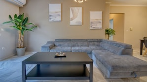 Serenity Apartment (3 Bedrooms) | 起居區 | 27-吋平面電視、衛星頻道、電視