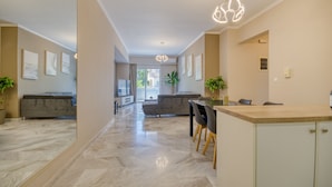Serenity Apartment (3 Bedrooms) | 起居區 | 27-吋平面電視、衛星頻道、電視